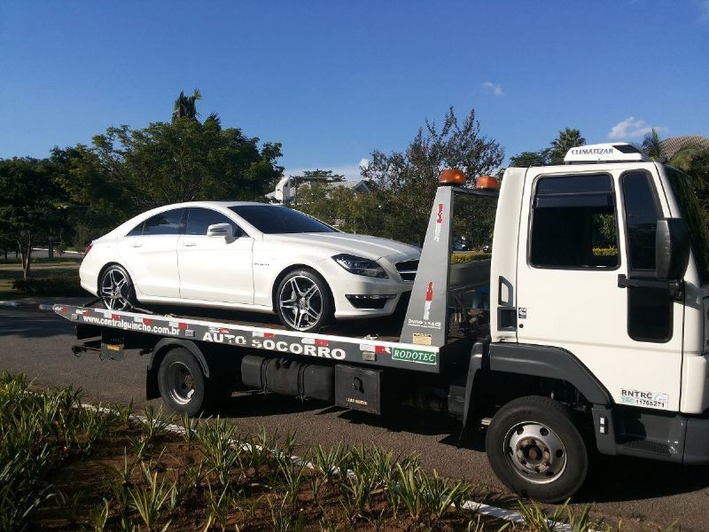 Carro de luxo guinchado